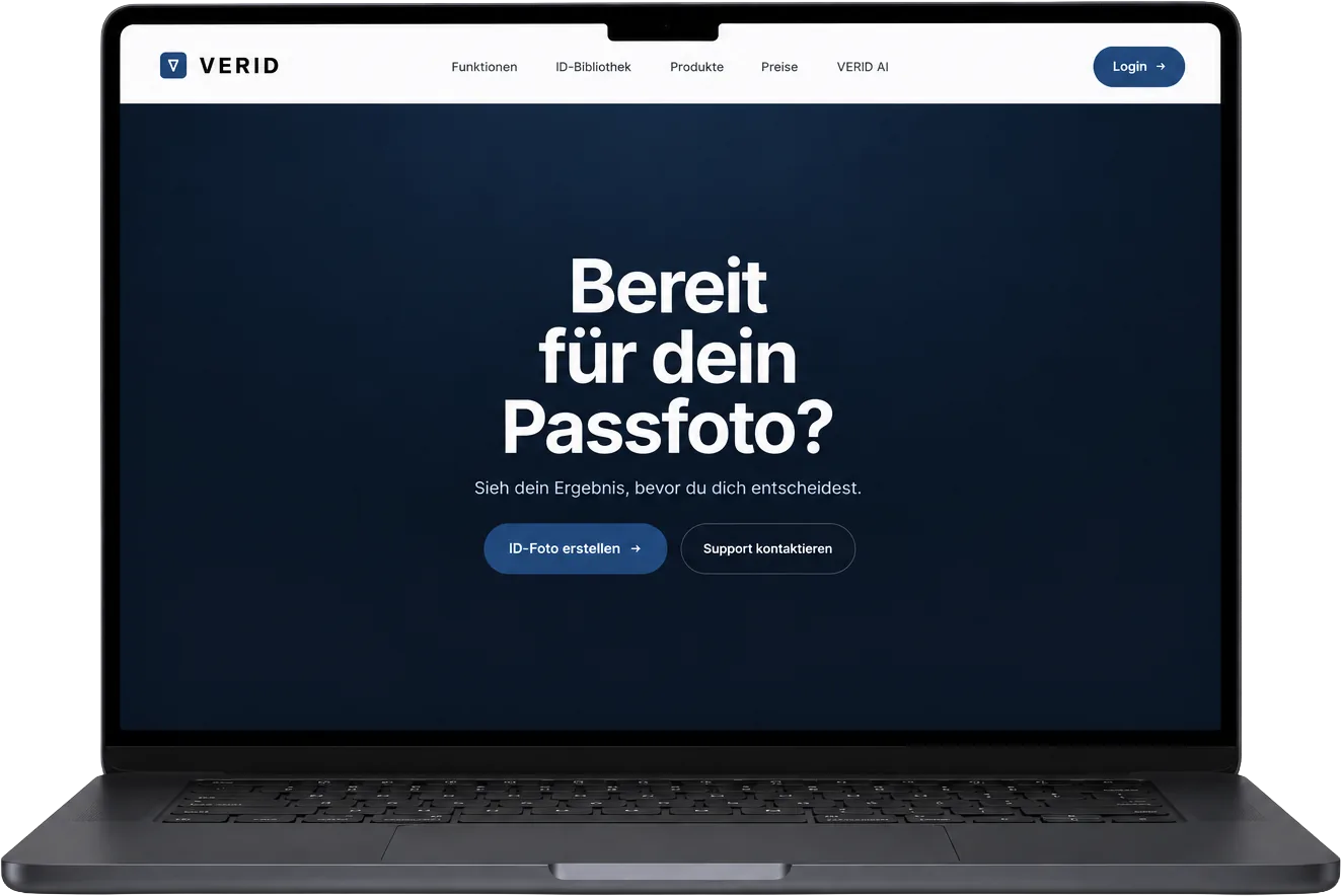 MacBook, auf dem verid.at geöffnet ist: die Startseite mit der Frage „Bereit für dein Passfoto?“ und den Schaltflächen, ein Passfoto zu erstellen.