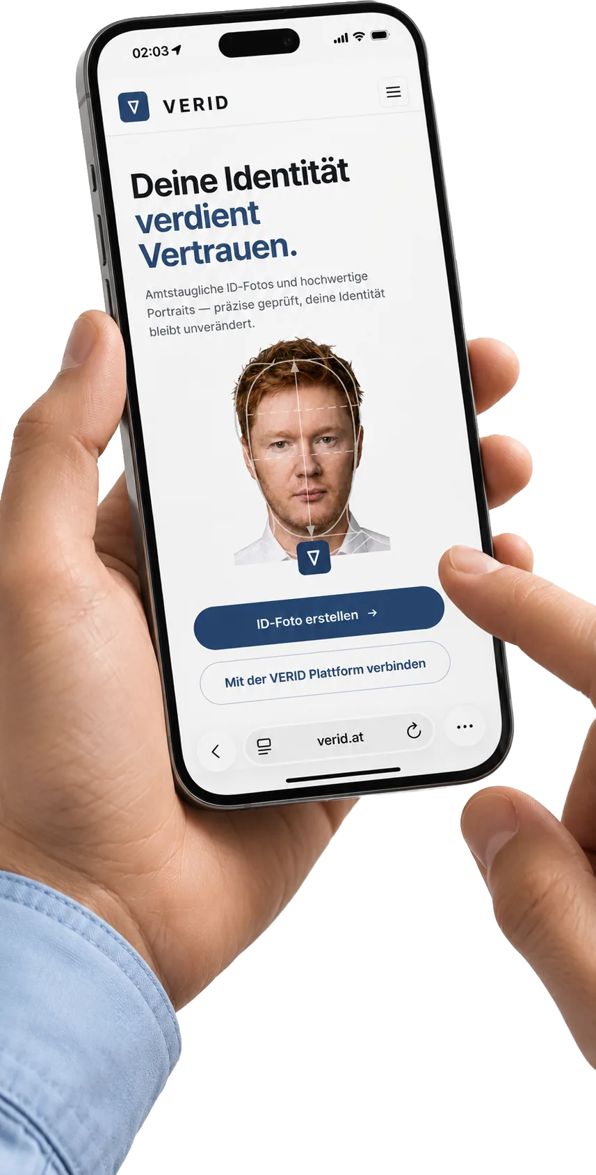 Zwei Hände halten ein iPhone, auf dem verid.at im mobilen Browser geöffnet ist: Überschrift „Deine Identität verdient Vertrauen.“, vermessenes Portrait und die Schaltfläche „Passfoto erstellen“.