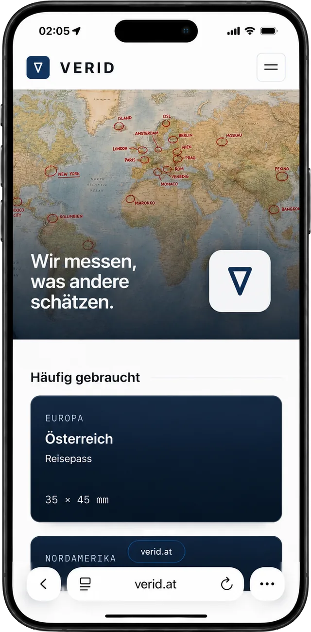 verid.at im mobilen Browser: Weltkarte mit markierten Städten und dem Satz „Wir messen, was andere schätzen.“, darunter der Abschnitt „Häufig gebraucht“ mit der Karte Österreich Reisepass 35 × 45 mm.